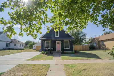 Image de Blue house on 5th! Arcade room, fire pit, privacy fenced yard, and more! !