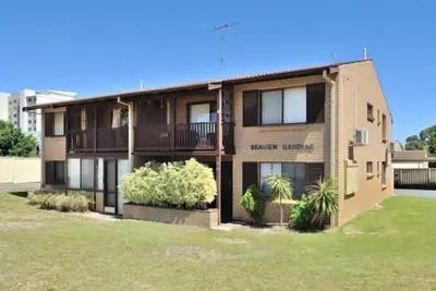 A neat & tidy 2 bedroom unit by the bay