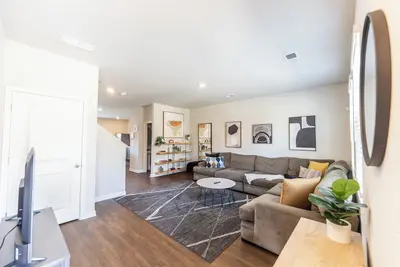 Image de Furnished spacious & modern 3bd/2. 5ba- 10 min to airport!