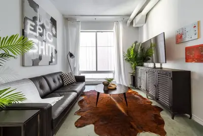Image de Chic & Cozy Loft | Rogers Place | Lrt | Jasper Ave