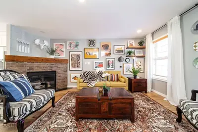 Image de Stylish Euro Vibes Home | Gym | Ac | Yard | Office