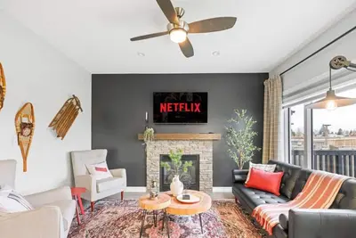 Image de The Canadiana | Games Room | Sleeps 11 | King Bed