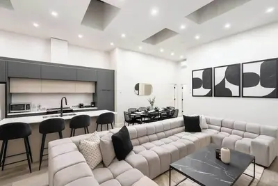 Image de Unreal 2 Bdr in Heart of Mtl With Shared Patio
