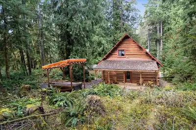 Image de Hazard's Hideaway, a Log Cabin with WiFi, Ev Charger & Hot Tub, 3mins from park!