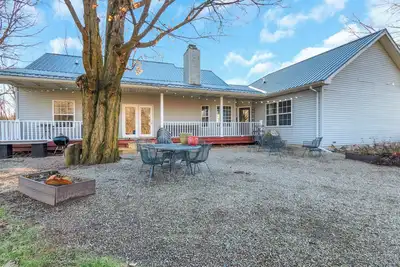 Image de Bur Oak House: Just listed! Embrace Spring Adventures Near Birch Run