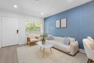 Image de Cozy haven in Prime Location | Free parking & crib