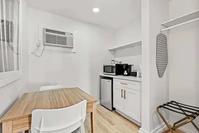 Image de Updated King Efficiency Across From Beach
