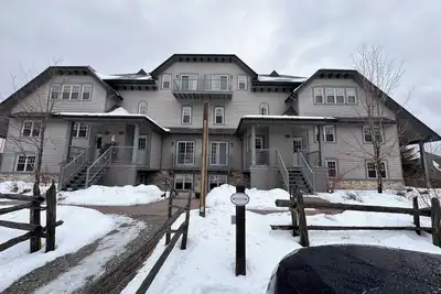 Image de Charming condo with a huge view at 8min skiing mountain - pool and tennis!