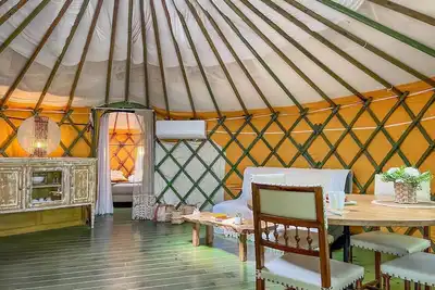 Image de Cabane 'Love Yourte Avec Hammam' avec terrasse privée, jardin partagé et climatisation