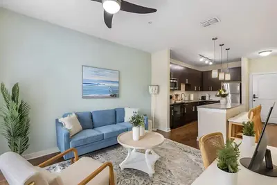Image de Luxury downtown retreat | Pool, Gym & Free Parking
