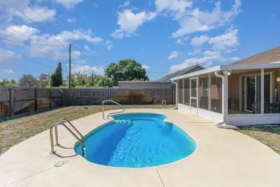 Image de 3-bedroom pool house in Palm Bay in quiet neighborhood