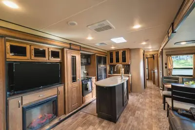 Image de Rv 9 Luxury Glamping with Amazing Lake Views!
