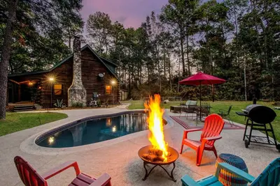 Image de Log Cabin Retreat with Pool, Trampoline, and more!