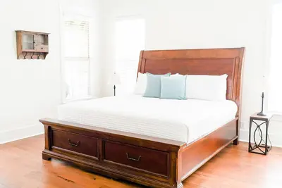 Image de Family home with private pool | sleeps 10