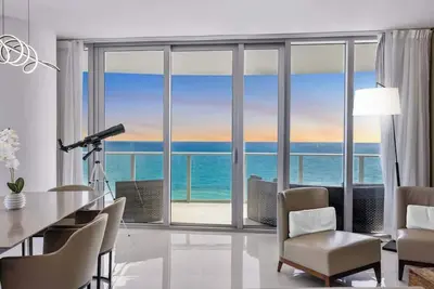 Image de Ventur Beachfront Luxe Condo | Lyfe Beach Resort