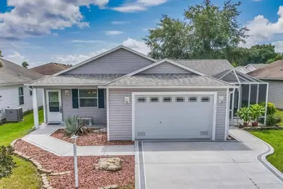 Image de Spacious home in the villages w/golf cart. Close to Sumter & Brownwood Squares.