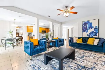 Image de stunning 4-bedroom house, only 10 minutes from downtown Dallas! \n