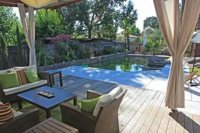 Image de Mid-Century Modern 3-Bedroom Home with Hot Springs Tub & Pool