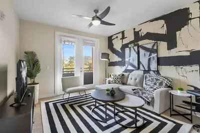 Image de Luxury Cozy King Suite | Pool\/Gym\/Free Parking!