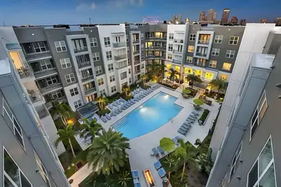 Image de Cozy Downtown King Suite | Pool, gym, Free parking