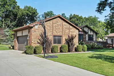 Image de Updated home with huge yard near multiple hospitals