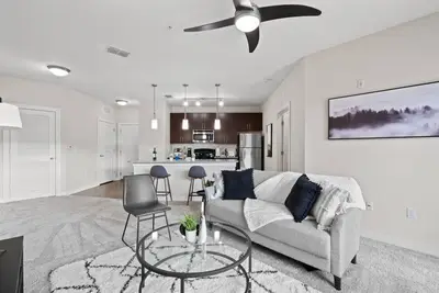 Image de Elegant Downtown Escape | Pool, Gym, Free Parking