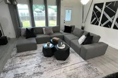 Image de Château Emon - Your Houston Getaway\n\n\n