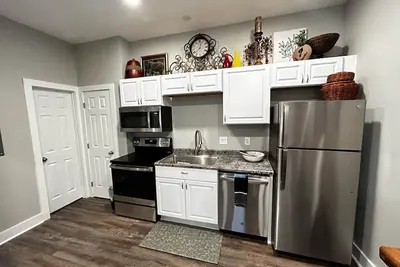 Image de Charming and cozy one-bedroom suite with a full kitchen and a free parking spot.