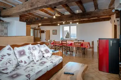 Image de Appartement 'Les Hirondelles' avec vue sur montagne, terrasse privée et jardin privé