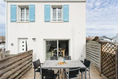Image de Maison de vacances cosy avec terrasse privée, idéale pour famille ou amis – 6 personnes