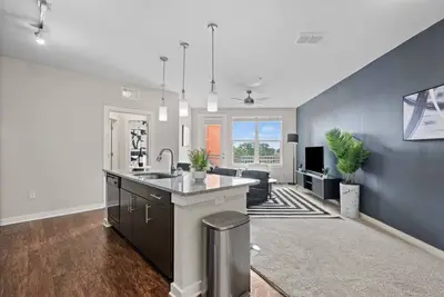 Image de Elegant top floor Stay | Pool, Gym & Free Parking!