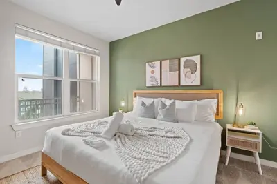 Image de Downtown top floor suite | Pool, Gym, Free Parking
