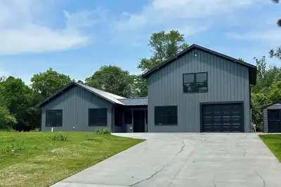 Image de Brand New Pelican Lake Dream Home with 100 ft Private Shoreline! Walk to Zorbaz!