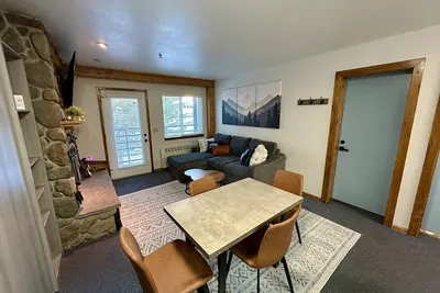 Image de Cozy 1bd/2ba Condo - Steps from Ski Lifts, Hot Tub\n