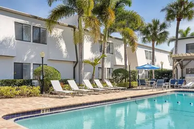 Image de Steps from Bayshore! Cozy King suite w pool/Gym
