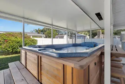 Image de Oversized Hot Tub 6 min to Beach- Cozy Retreat