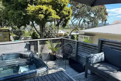 Image de Summer Sanctuary in Devonport – views, birdsong & beaches nearby.