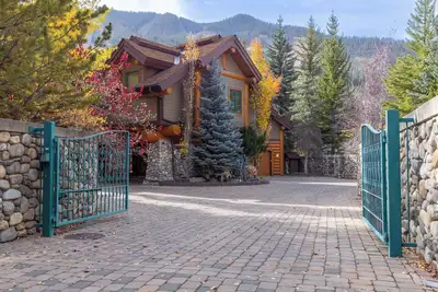 Image de Yellowstone-Inspired Luxury: Warm Springs Mansion Retreat