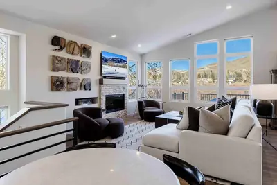 Image de The Arrowwood Escape - Luxurious Elkhorn Townhome