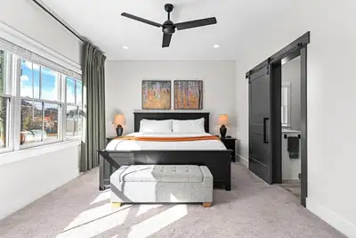 Image de Upscale 3-Story Townhome Near Airport, Downtown Atlanta & Studios