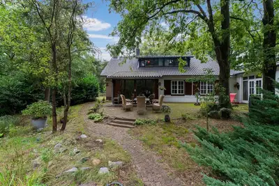 Image de Maison de vacance de conte de fée dans la forêt