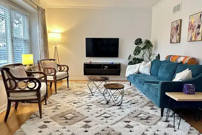 Image de Specious Basement + Bright 3br Home – Great for Families!