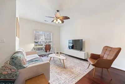 Image de Urban Oasis Retreat on Suncrest Ct｜Pet-Friendly｜Main floor bedroom #41973