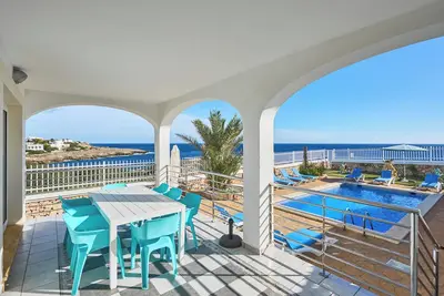 Image de Estella Matutina vacation home for 10 people in first sea line