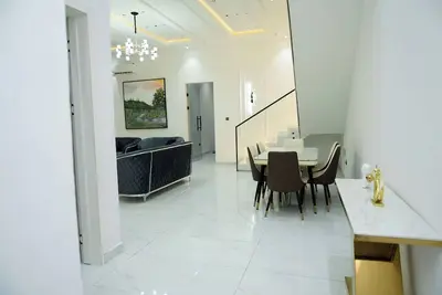 Image de Luxurious 4-Bedroom Shortlet in Lekki – Comfort, Style & Convenience!