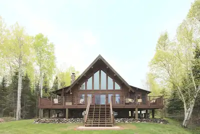 Image de Spectacular cabin with epic lake views