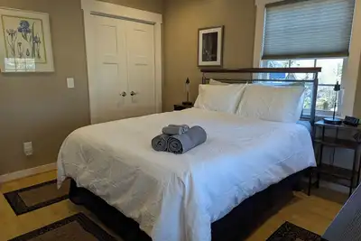 Image de Back Alley Apartment, walk Downtown and Duke.