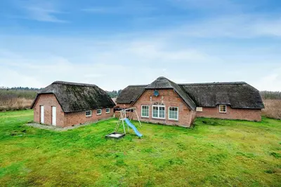 Image de Large 18-person pool house with activity room, built in 2011.