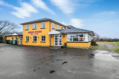Image de Rebuilt charming roadside inn, with a huge pool area, overlooking the Limfjord.