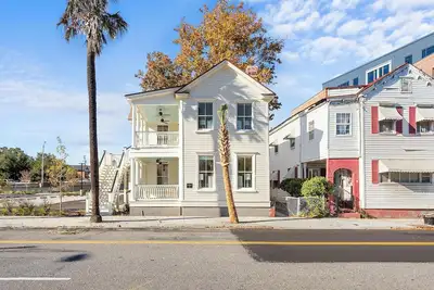 Image de 6 Bedroom - Modern Elegance - Heart of Charleston